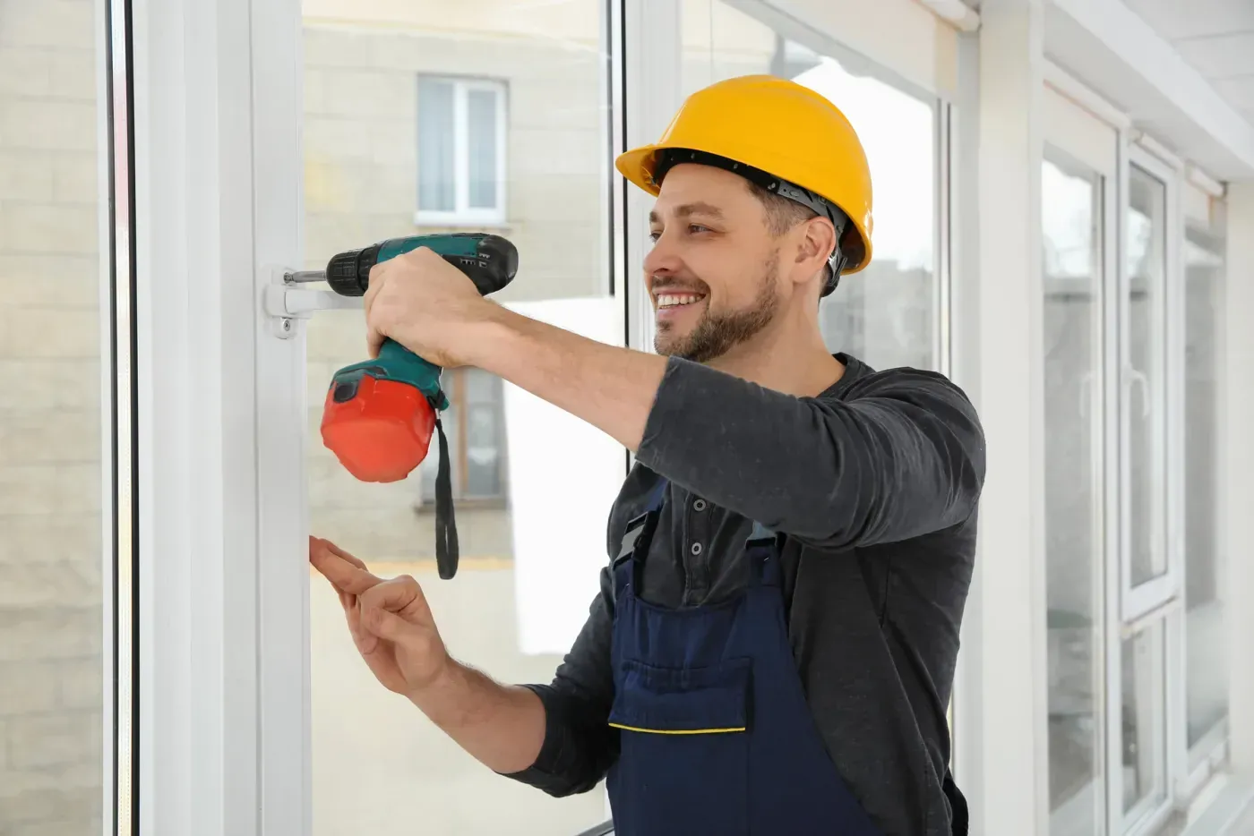 Pose d'un vitrage de remplacement sur une fenêtre d'appartement parisien
